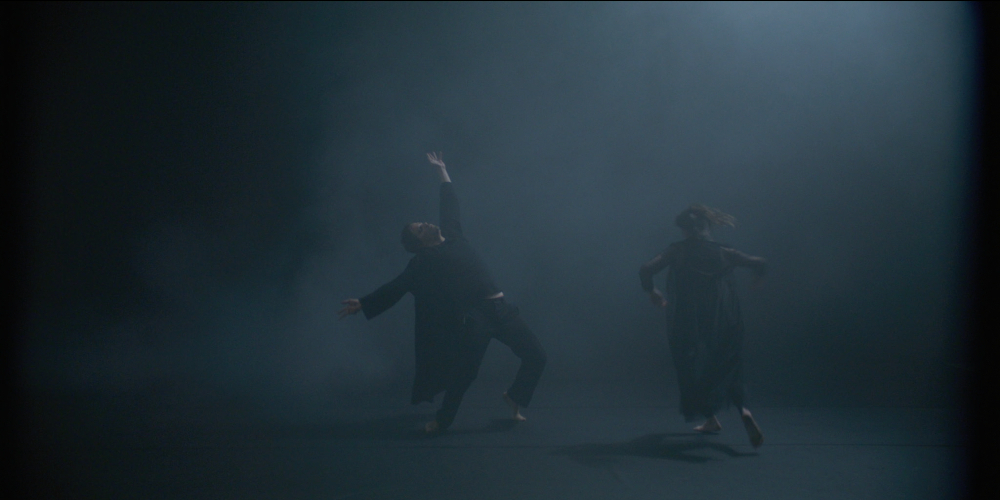 Alice Kinh et Maryus Vague dansent dans la fumée et une lumière crépusculaire, création lumière de Jérôme Baudouin, créateur lumière en danse, théâtre et spectacle vivant